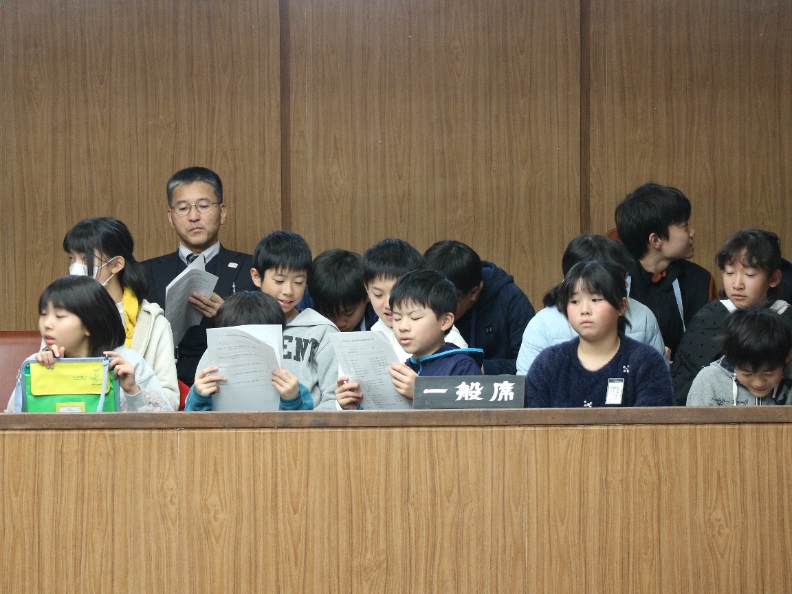 12月定例会に池田小学校の6年生が傍聴に来ました