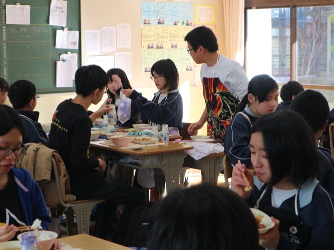 一緒に給食を食べているところ