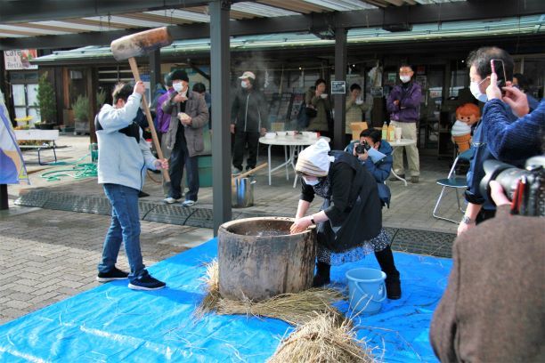 留学生と議員が餅つきをして交流を深めた