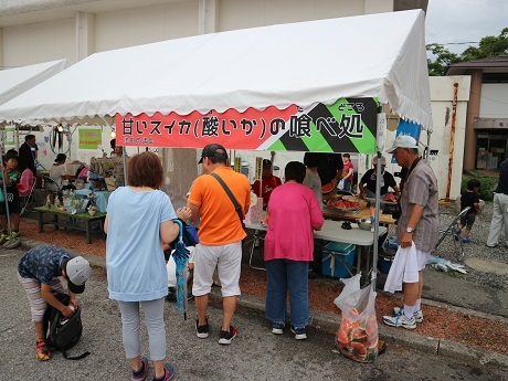 池田あっぱれでスイカを提供している