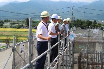 少し高い足場から見てる様子