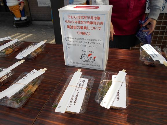 募金箱とつきたてのお餅