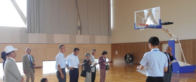 総合体育館のバスケットゴール視察