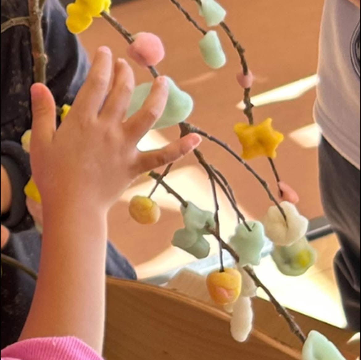 池田保育園でのまゆ玉づくりの様子