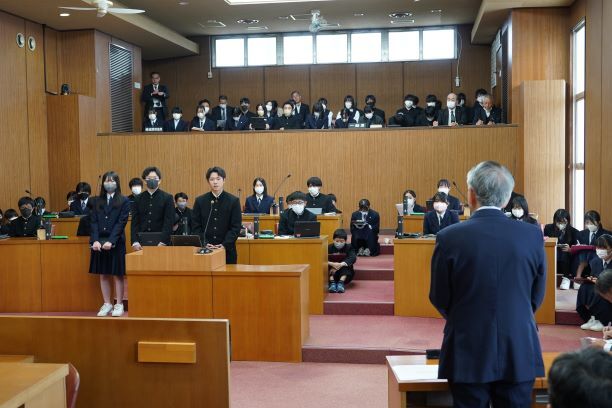 高瀬中学3年生に説明している様子