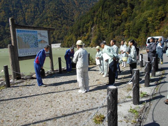 振興文教委員会現地（高瀬ダム等）視察の様子
