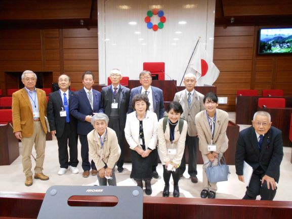 南砺市役所内の議場での集合写真