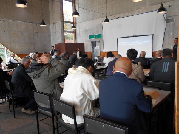 岩岳リゾートの星野社長が白馬岩岳マウンテンリゾートの概要を説明をしている様子