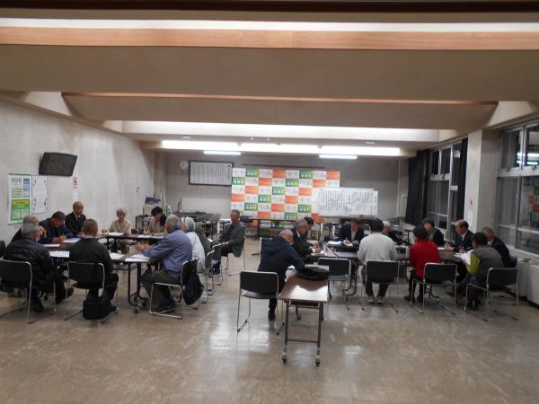 総務福祉委員会・振興文教委員会の二つのグループに分かれ懇談をしている様子
