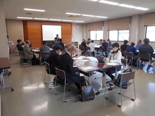 議会と商工会で各分野に分かれて懇談をしている様子