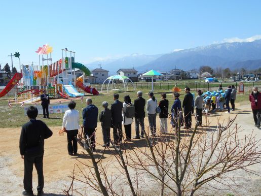 交流センター西側のかえで広場に設置された遊具