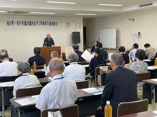 古畑会長が正調安曇節100年の歴史を語っている様子