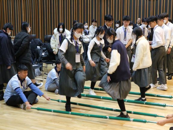 マレーシアの学生がバンブーダンスを披露しているところ