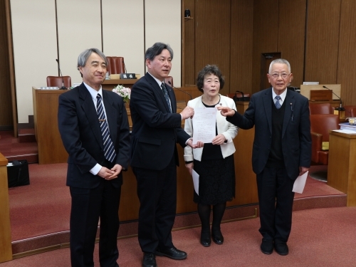 令和8年度予算に対しての意見書を町に渡しているようす