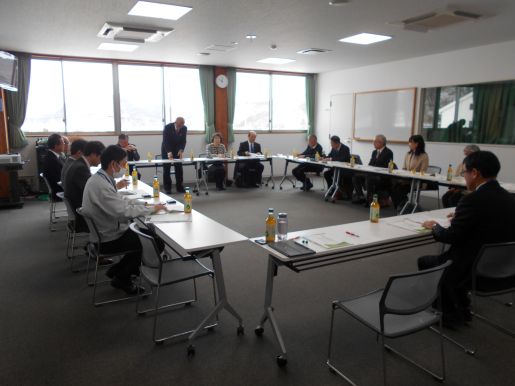 長和町にてデマンド交通について話を聞いている様子