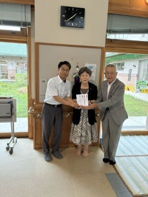 令和8年熊本地震災害への義援金を社協と町へ渡している様子