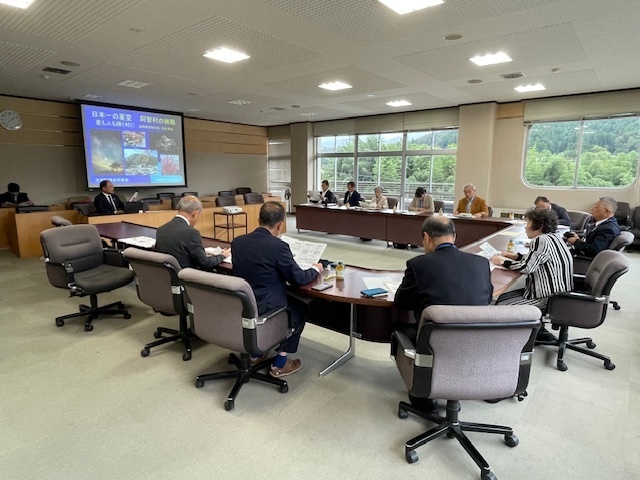 阿智村にて村長の説明を聞いている様子