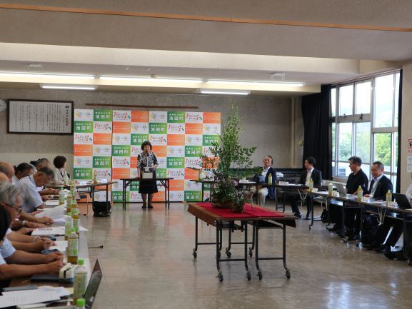 やまびこ会総会で会長があいさつをしている様子